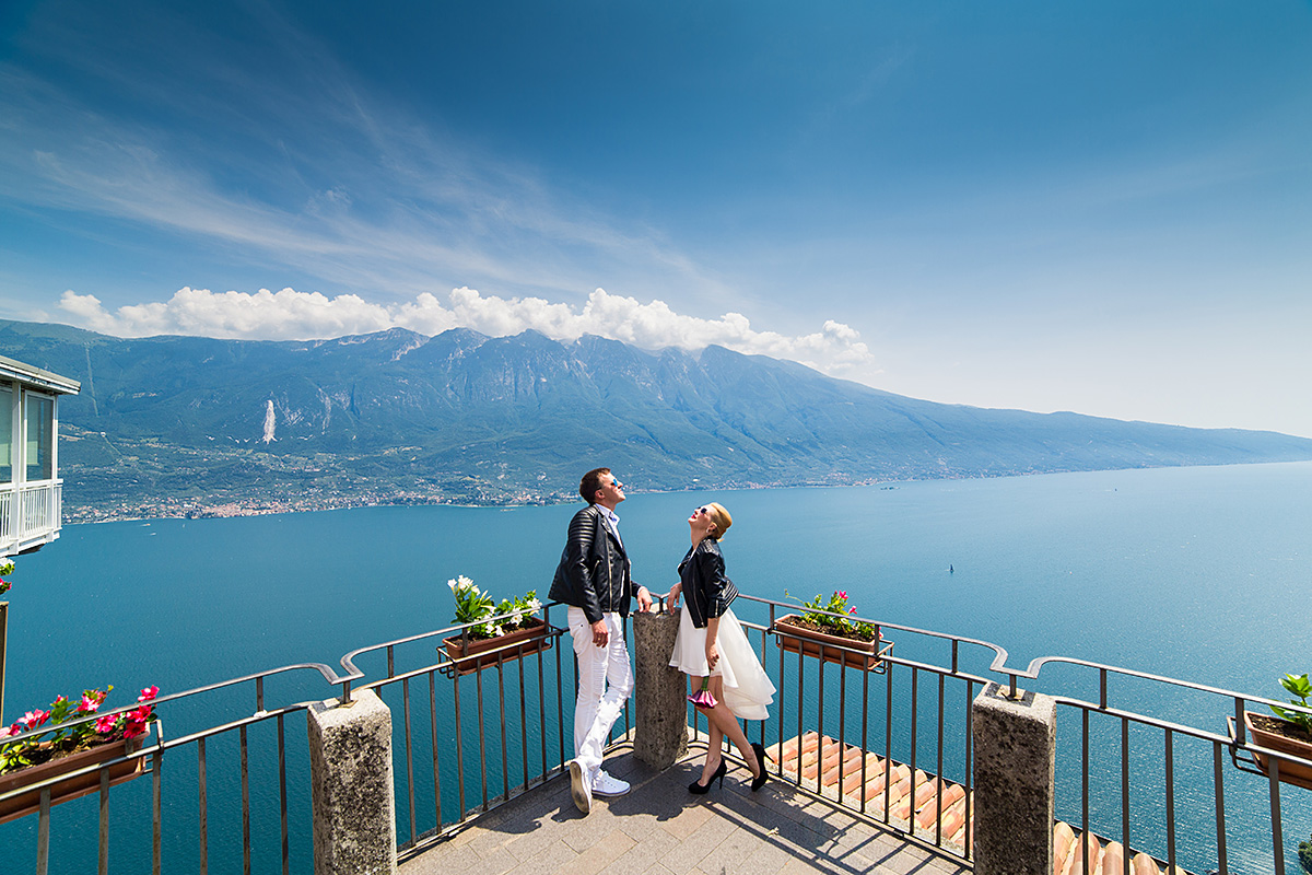 vestuvės italijoje, fotografas italijoje, vestuvių kadras, karšta, ežeras, garda, odinės striukės