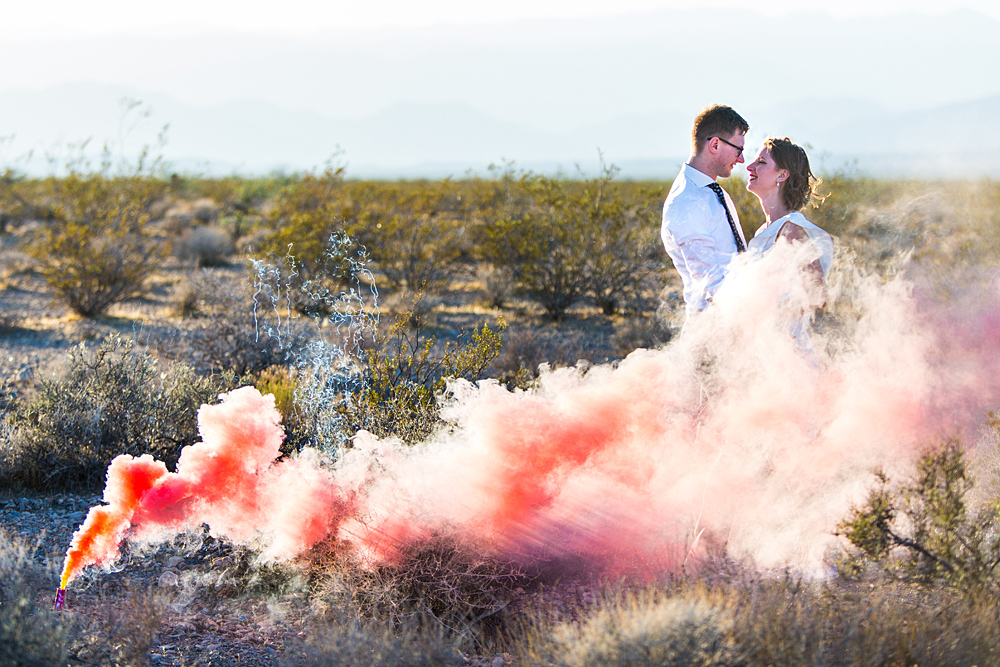 vestuvės Amerikoje, vestuvių fotografas užsienyje, dykuma, Las Vegas, spalvoti dūmai