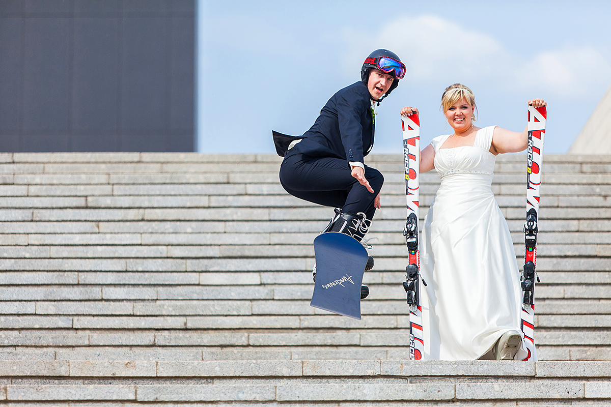 jaunasis su snowboardu, jaunoji su slidėmis, vestuvių fotografija, laiptai, vestuvės vilniuje prie ndg