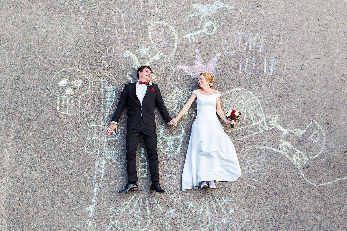 jaunieji guli ant asfalto, vestuvių svečių piešiniai, iš aukštai
