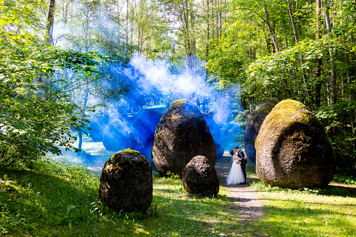 vestuvės europos parke, europos parkas, spalvoti dūmai, jaunieji, vestuvių nuotrauka, netradicinė nuotrauka
