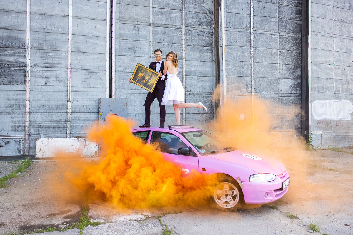 jaunieji su spalvotais dūmais, apleistas pastatas kaune, netradicinė vestuvių nuotrauka, crazy, ant mašinos stogo
