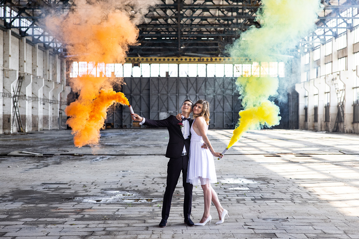 jaunieji su spalvotais dūmais, apleistas pastatas kaune, netradicinė vestuvių nuotrauka