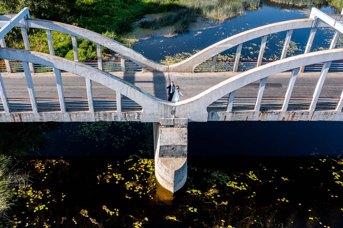dronas, dronas vestuvėse, vestuvių fotografas, jaunieji ant tilto, upė