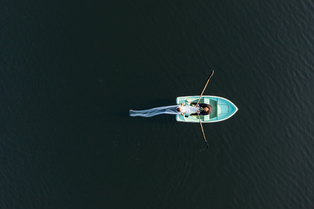 dronas, dronas vestuvėse, vestuvių fotografas, jaunieji valtyje, ežeras, valtis