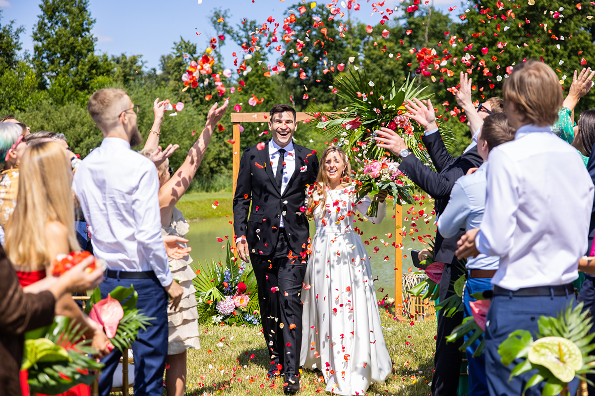 vestuvių akimirka, žiedlapiai po ceremonijos, vestuvių svečiai
