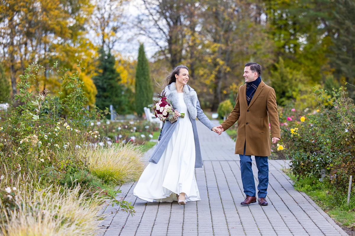 jaunieji eina botanikos parke, kaunas, ruduo, vestuvės rudenį