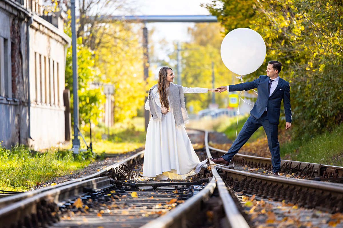 jaunieji ant traukinių bėgių, vestuvių kadras, balionas, gamta