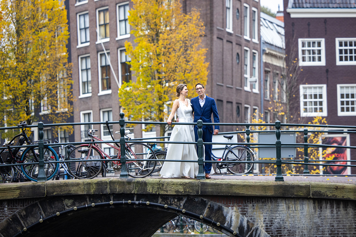 vestuvės amsterdame, vestuvės užsienyje, vestuvių fotografas, kanalai, ruduo, dviračiai