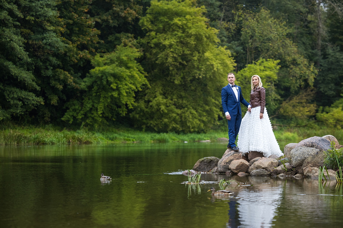 vestuvės upėje, jaunieji ant akmenų, vilnius, neris, vestuvinė nuotrauka